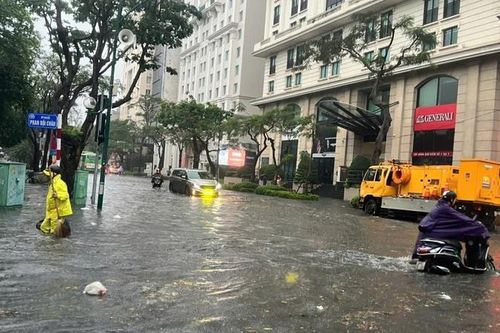 Nhiều điểm ngập cục bộ xuất hiện sau trận mưa lớn đầu giờ sáng tại Hà Nội