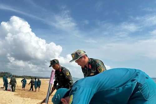 Phú Yên khẩn trương thu gom dầu vón dọc bờ biển