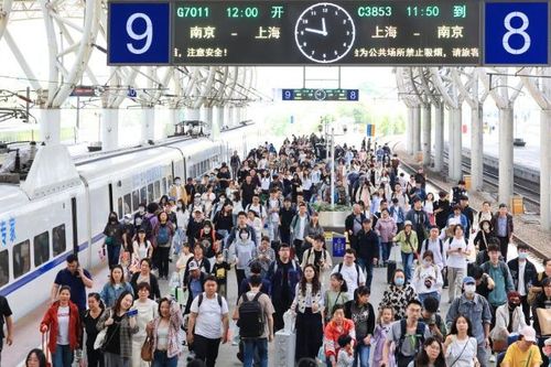 Trung Quốc: Hơn 144 triệu lượt khách đi tàu trong kỳ nghỉ lễ Quốc tế Lao động