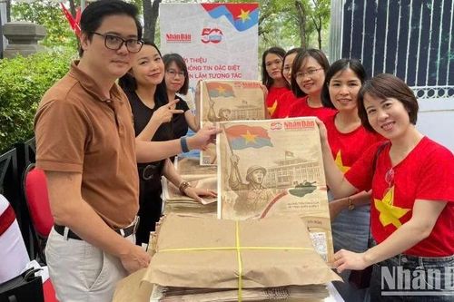 Không quản đường xa, người dân về Thủ đô nhận phụ san kỷ niệm ngày thống nhất