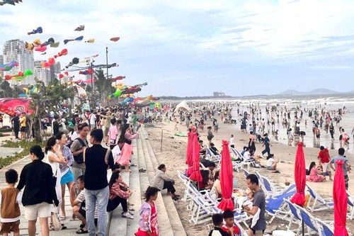 Du khách đổ về tắm biển Vũng Tàu đông kỷ lục