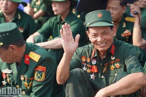 Những khoảnh khắc 'đáng yêu' trong ngày đại lễ 30/4