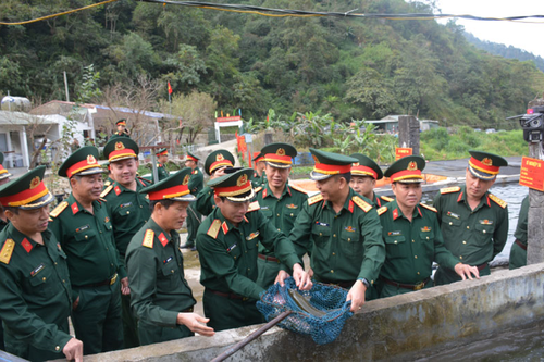 Giúp dân thoát nghèo ở Tung Qua Lìn