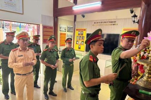 Lực lượng Công an dâng hương Khu lưu niệm Chiến công Mẹ Nhu và 7 Dũng Sỹ Thanh Khê