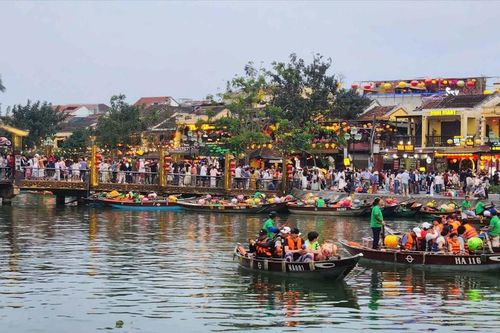 Miền Trung sôi động kỳ nghỉ lễ, du khách tìm về lịch sử và di sản
