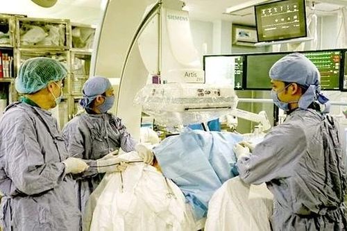 Một bệnh nhân bị sốc phản vệ nguy kịch sau phẫu thuật thẩm mỹ