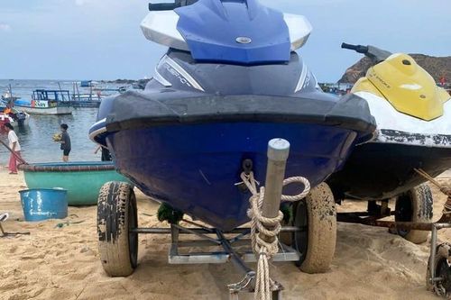 Mô tô nước lao lên bờ làm 2 học sinh thương vong