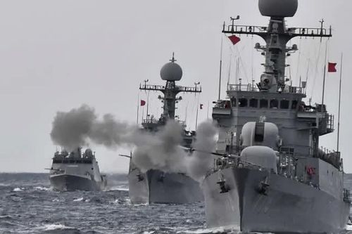 Hải quân Hàn Quốc rầm rộ ra khơi, với tàu khu trục ROKS Seoul và trực thăng tấn công AH-64E