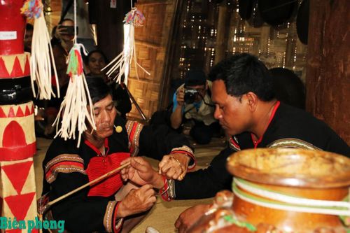 Lễ cúng trưởng thành của người dân tộc Ê Đê