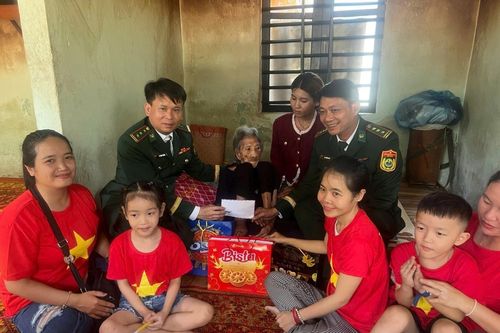 Nhiều phần quà ý nghĩa dành tặng người dân biên giới tỉnh Quảng Trị