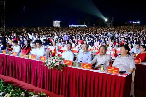 Ủy viên Bộ Chính trị Nguyễn Xuân Thắng dự Carnaval Hạ Long 2025