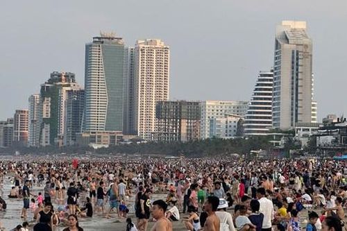 Đông nghịt người tắm biển Đà Nẵng