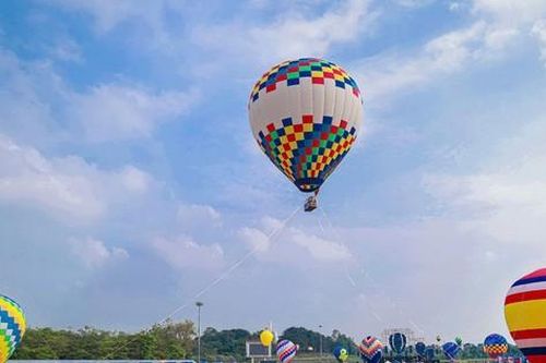 Khinh khí cầu rực rỡ bay trên bầu trời Vĩnh Phúc dịp nghỉ lễ