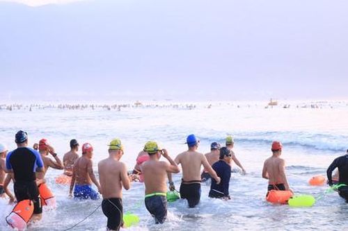300 người đua tranh 'vượt sóng' biển Đà Nẵng