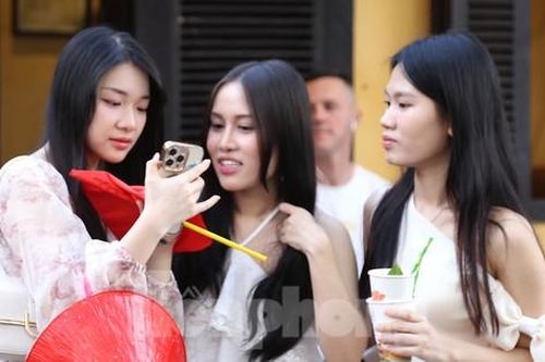 Dòng người ùn ùn đổ về Hội An