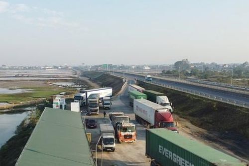 Trạm dừng nghỉ cao tốc quá tải, xe được thông báo hạn chế thời gian lưu trú