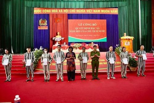 Thứ trưởng Bộ Tư pháp: Ngoài cánh cổng trại giam có biết bao người thân đang đợi anh chị