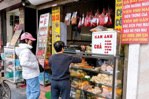 Hàng giò chả 3 đời ở Hà Nội ngon có tiếng, giữ chữ tín nhờ 'báu vật' trăm tuổi