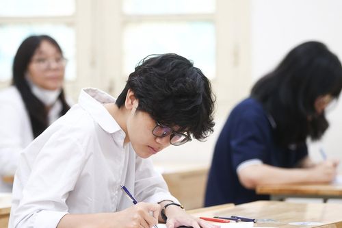 Những phụ huynh 'trực chiến' cùng con ôn thi trong kỳ nghỉ lễ