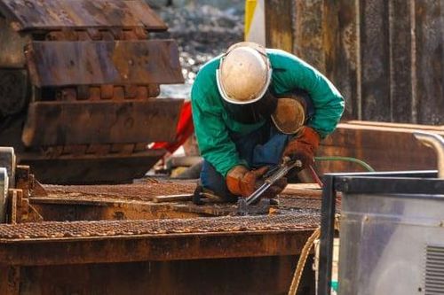 Ngày Quốc tế Lao động 1/5: Tôn vinh những hy sinh thầm lặng