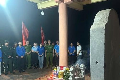 Công an xã đảo Quảng Ninh tổ chức thắp nến tri ân các anh hùng liệt sĩ, thăm tặng quà người có công
