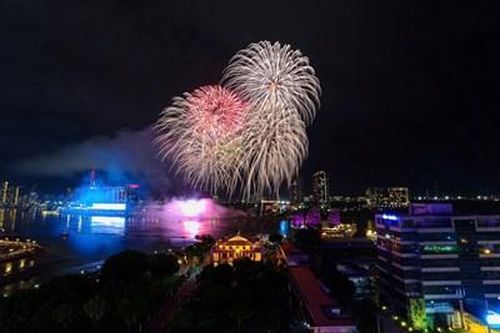 Người dân đổ về phố đi bộ xem kỵ binh biểu diễn, thưởng thức 'đại tiệc' pháo hoa