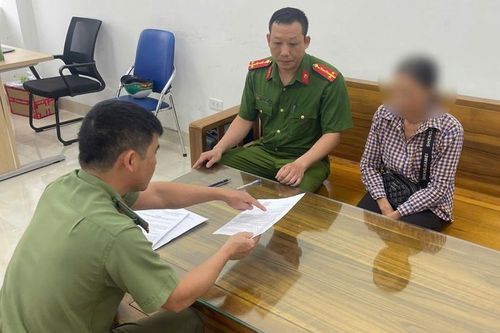 Tung tin 'đi xe máy đeo dép lê bị xử phạt', người phụ nữ bị phạt 7,5 triệu đồng