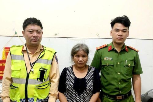 Cảnh sát giao thông Nghệ An bắt người phụ nữ mang 800 viên hồng phiến