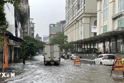 Cơn mưa sáng 1/5 gây ngập cục bộ nhiều tuyến phố ở Hà Nội