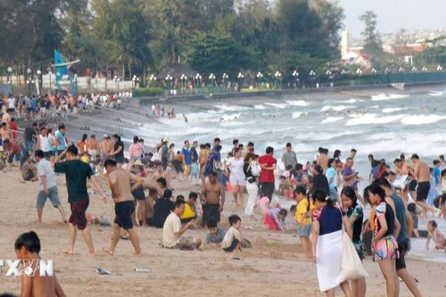 Bình Thuận: Biển Phan Thiết đông nghịt người dân và du khách