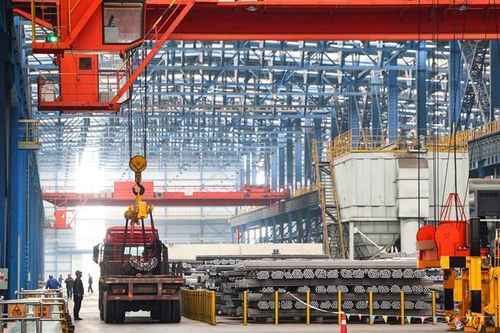 PMI giảm mạnh, đơn hàng xuất khẩu sụt sâu: Trung Quốc đối mặt thách thức kép