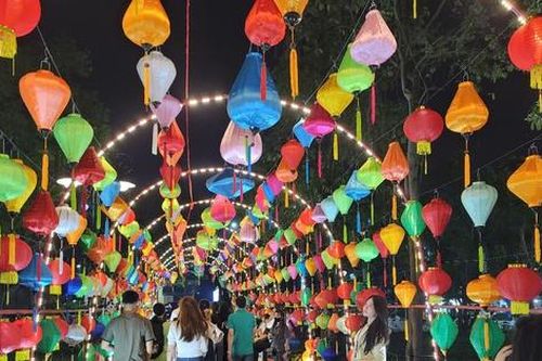 Không khí lễ hội ngập tràn tại công viên lớn nhất Thanh Hóa dịp 30/4