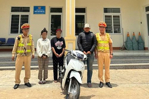Xử lý nam thanh niên chạy xe máy một bánh trên đường phố