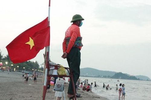 Chuyện của những người âm thầm bảo vệ an toàn cho du khách trong kỳ nghỉ lễ