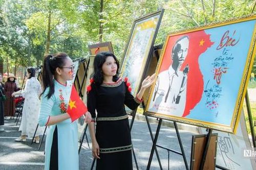 Chung một non sông trong từng nét mực
