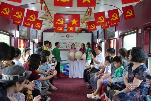 Du khách thích thú với trải nghiệm mới lạ trên chuyến tàu du lịch ở Bình Định