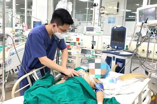 Bé gái nguy kịch sau tai nạn nhỏ khi vui chơi