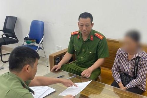Phạt phụ nữ loan tin 'đeo dép lê lái xe bị phạt tiền'