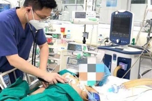 Bé gái 7 tuổi nguy kịch vì thanh gỗ mục đâm vào chân khi chơi đá bóng