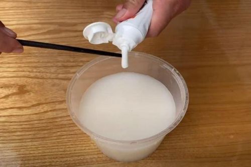 Bất ngờ với dung dịch 'thần kỳ' từ kem đánh răng và nước vo gạo: Làm sạch mọi ngóc ngách trong nhà
