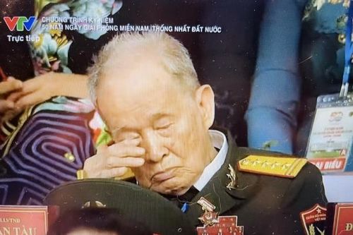 Người Anh hùng trên lễ đài lịch sử rơi lệ khi nghe một câu hát