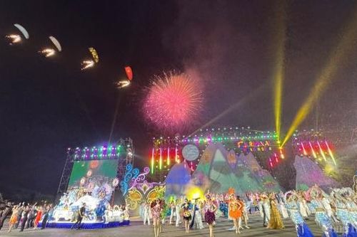 Chùm ảnh: Rực rỡ Carnaval Hạ Long 2025 kết nối di sản