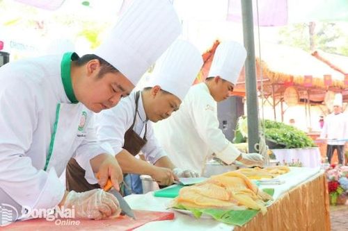 Khách du lịch thưởng thức miễn phí đặc sản gỏi cá Tân Mai của Đồng Nai tại Khu du lịch Bửu Long