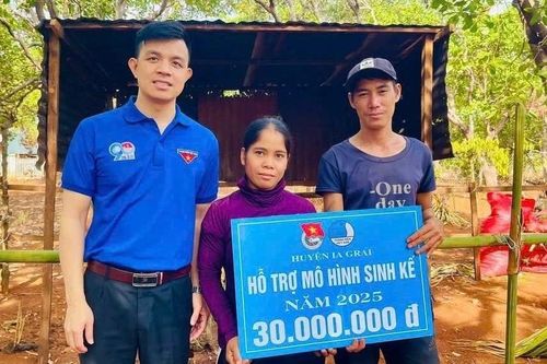 Ia Grai: Trao kinh phí hỗ trợ sinh kế cho 3 thanh niên ở xã Ia Grăng