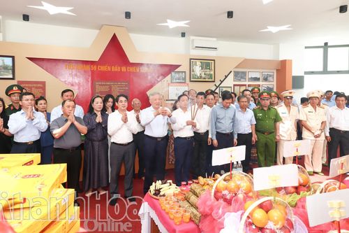 Phó Thủ tướng Chính phủ Nguyễn Hòa Bình và Trần Hồng Hà dâng hương tại Khu lưu niệm Chiến thắng Vườn Gòn - Đá Bàn