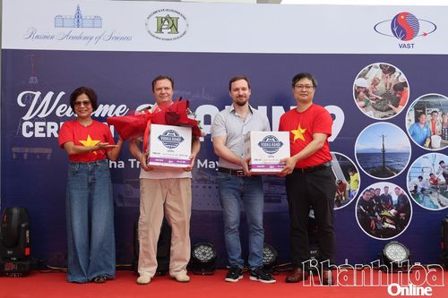 Đón tàu Viện sĩ Oparin đến Nha Trang để nghiên cứu biển