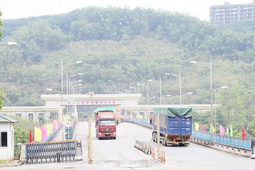 Gần 340 xe thông quan qua Cửa khẩu Kim Thành