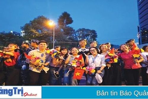 Biển xanh sông gấm thắm màu hòa bình
