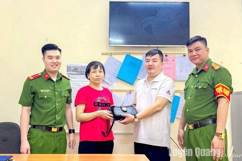 Nhặt được 18 triệu đồng chủ động trình báo Công an xác minh, trao trả lại người đánh rơi
