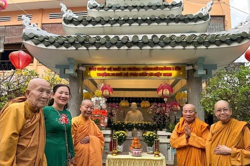Ban Tuyên giáo và Dân vận Thành ủy TP.HCM thắp hương tưởng niệm Ni trưởng Huỳnh Liên tại tịnh xá Ngọc Phương